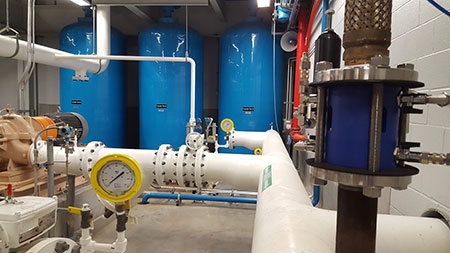 Pressure regulating valve, steam and chilled water production facilities