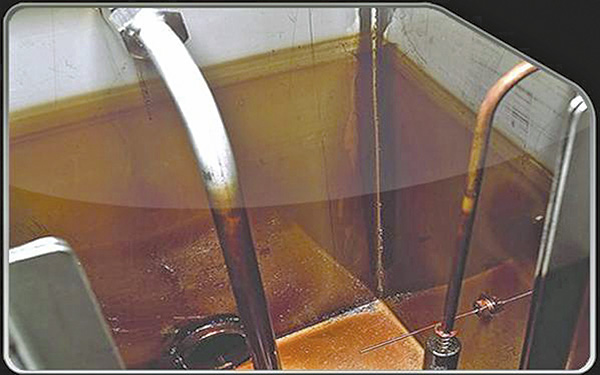 Varnish on a hydraulic fluid reservoir