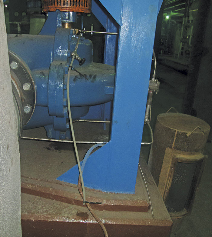 Pump upper seal housing equipped with an air vent piping