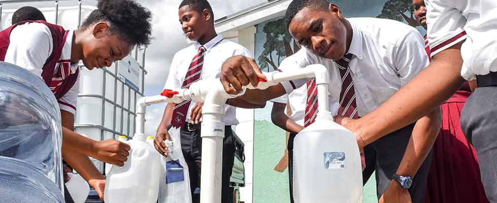 Tanzania refugees fill water jugs