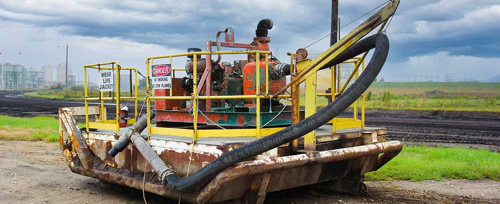 Self-priming pump on a pontoon