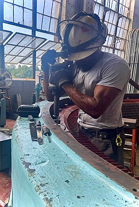 IMAGE 4: Torquing top pressure plates on a stator after a restack