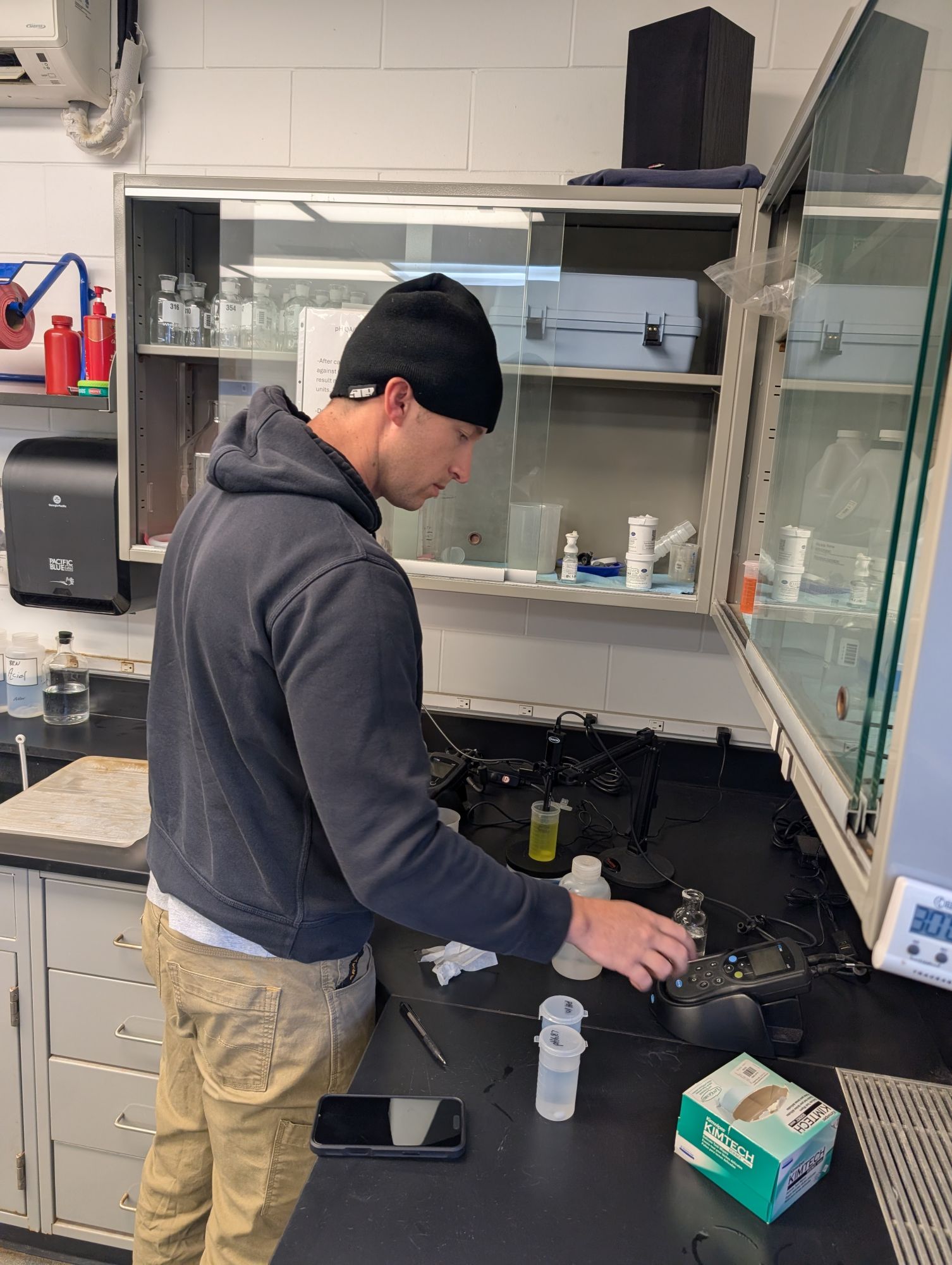 IMAGE 1: Callibrating the pH and dissolved oxygen probes in the lab (Images courtesy of Aquatic Informatics)