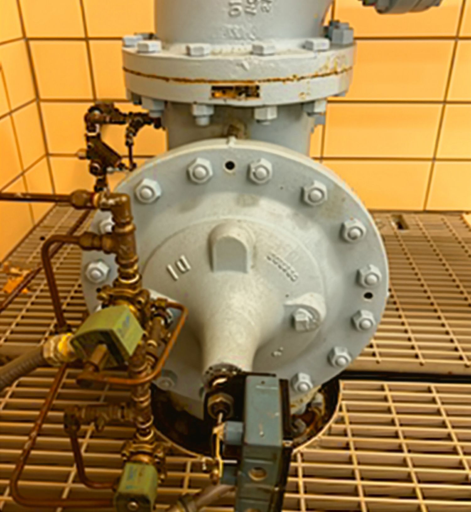 IMAGE 2: The limit switch (bottom center) monitors the valve stem/actuator position, sending an electrical signal to the control system to indicate whether the valve is open, closed or somewhere in between. In a lift station, this ensures the automation system knows the valve’s status for pump sequencing and safety interlocks.