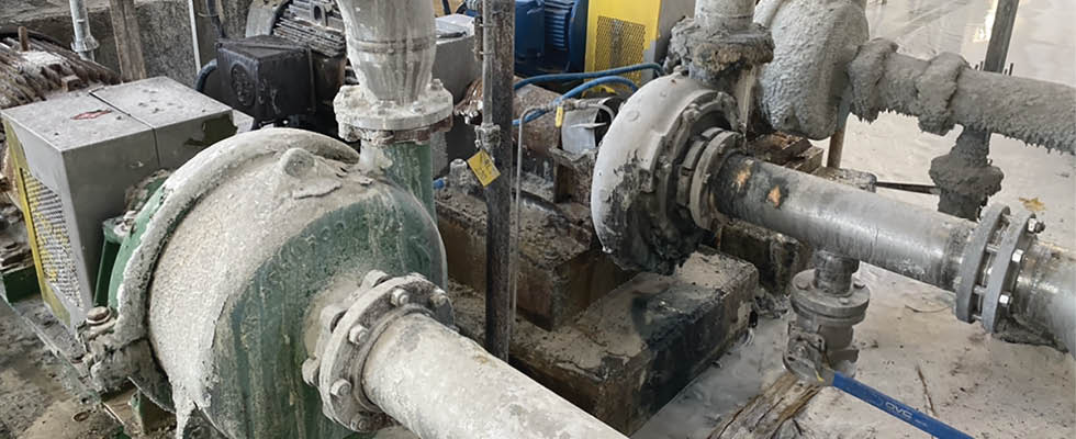 Pump operating in white liquor pressure filter feed service