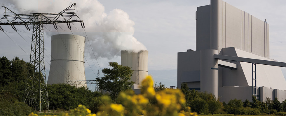 Coal-driven power plant with carbon capture storage using air compressors to enhance power generation performance
