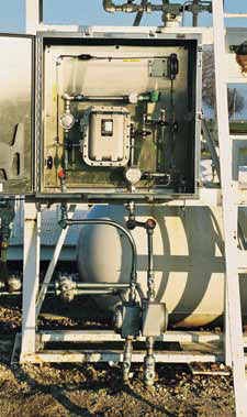 Mass flow injector designed to be mounted in hazardous environment associated wi