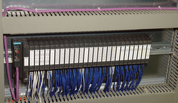 IO-Link masters can be plugged as boards into the distributed I/O system. Each board has four channels, and each channel can switch up to four drives—16 in total.